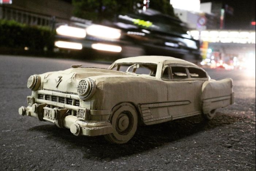 The Japanese woman never throws away cardboard boxes: she finds a better use for them