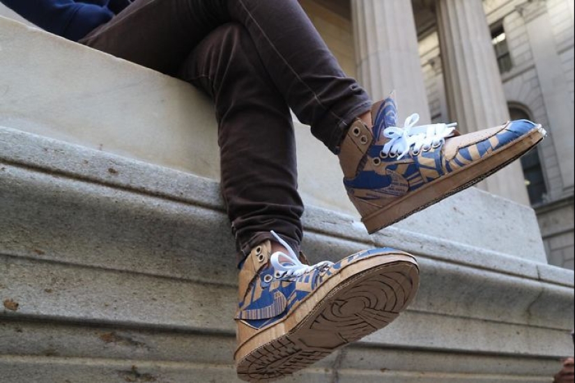 The Japanese woman never throws away cardboard boxes: she finds a better use for them