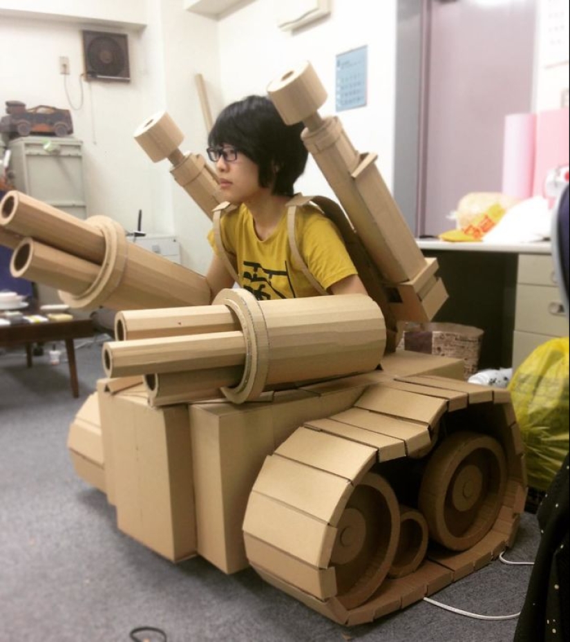 The Japanese woman never throws away cardboard boxes: she finds a better use for them