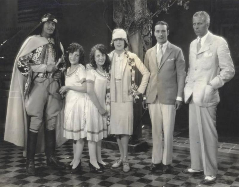 The life of Siamese twins Daisy and Violet Hilton The life of Siamese twins Daisy and Violet Hilton