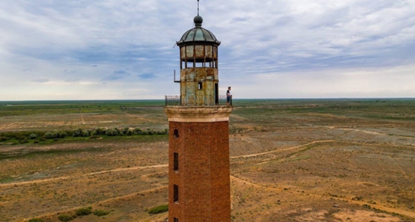 The miracle in the desert: both in 30 km from the sea near Astrakhan appeared lighthouse