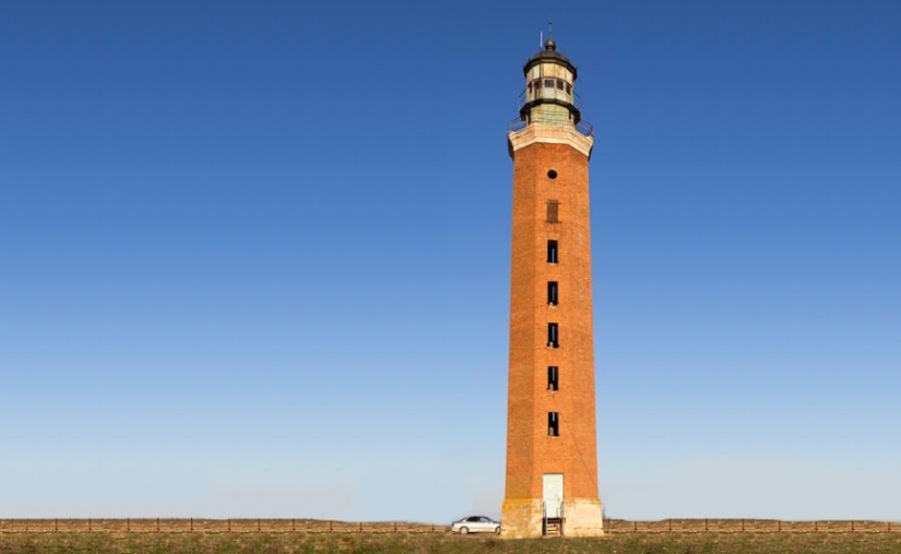 The miracle in the desert: both in 30 km from the sea near Astrakhan appeared lighthouse