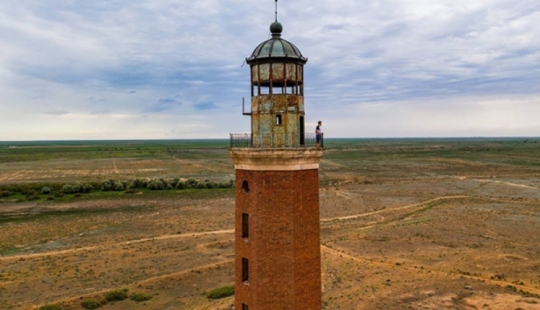 The miracle in the desert: both in 30 km from the sea near Astrakhan appeared lighthouse