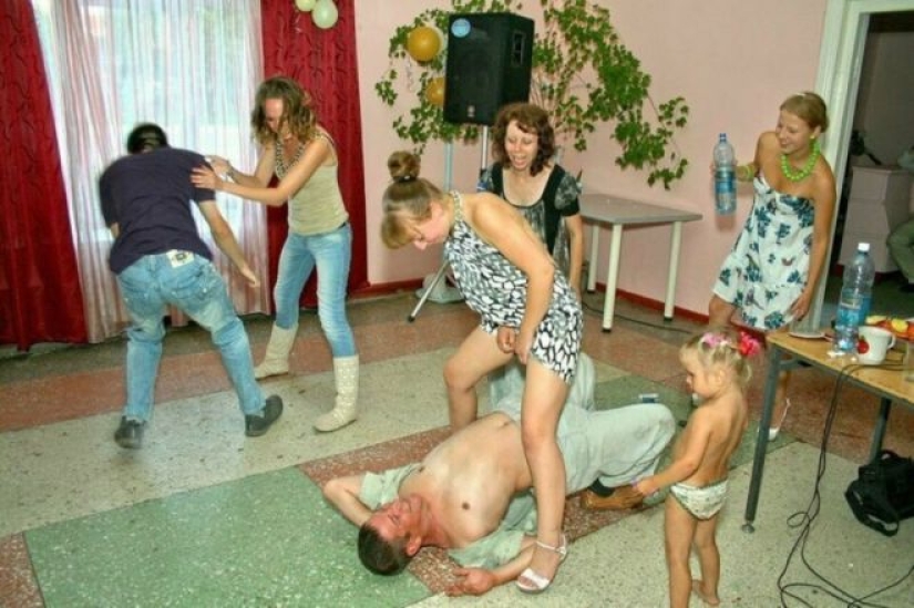 The most bizarre competitions at the wedding: 25 photos that all ashamed The most bizarre competitions at the wedding: 25 photos that all ashamed