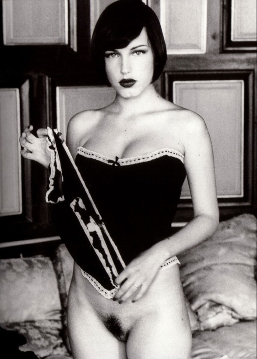 The mystery of femininity in erotic photographs by Ellen von Unwerth The mystery of femininity in erotic photographs by Ellen von Unwerth