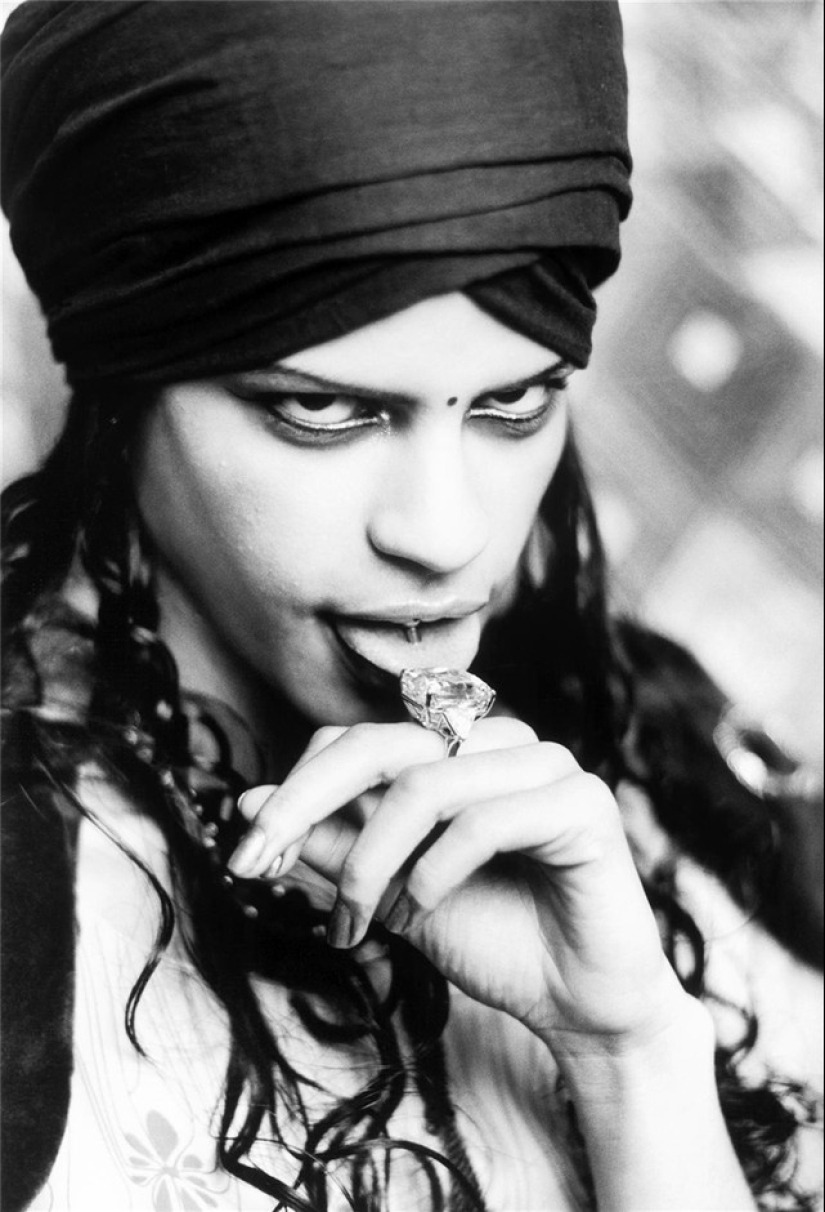 The mystery of femininity in erotic photographs by Ellen von Unwerth The mystery of femininity in erotic photographs by Ellen von Unwerth