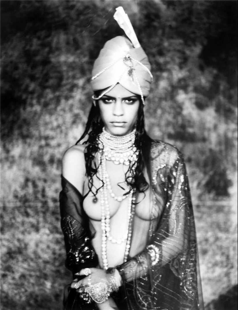 The mystery of femininity in erotic photographs by Ellen von Unwerth The mystery of femininity in erotic photographs by Ellen von Unwerth