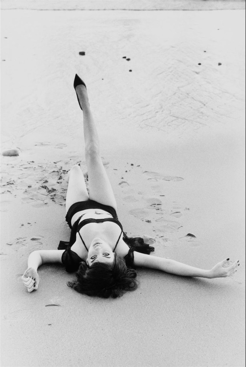 The mystery of femininity in erotic photographs by Ellen von Unwerth The mystery of femininity in erotic photographs by Ellen von Unwerth