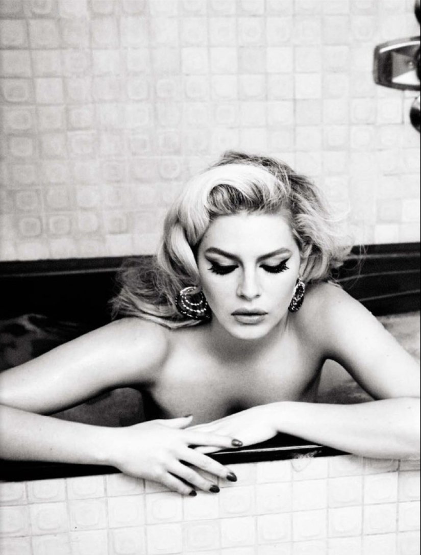 The mystery of femininity in erotic photographs by Ellen von Unwerth The mystery of femininity in erotic photographs by Ellen von Unwerth