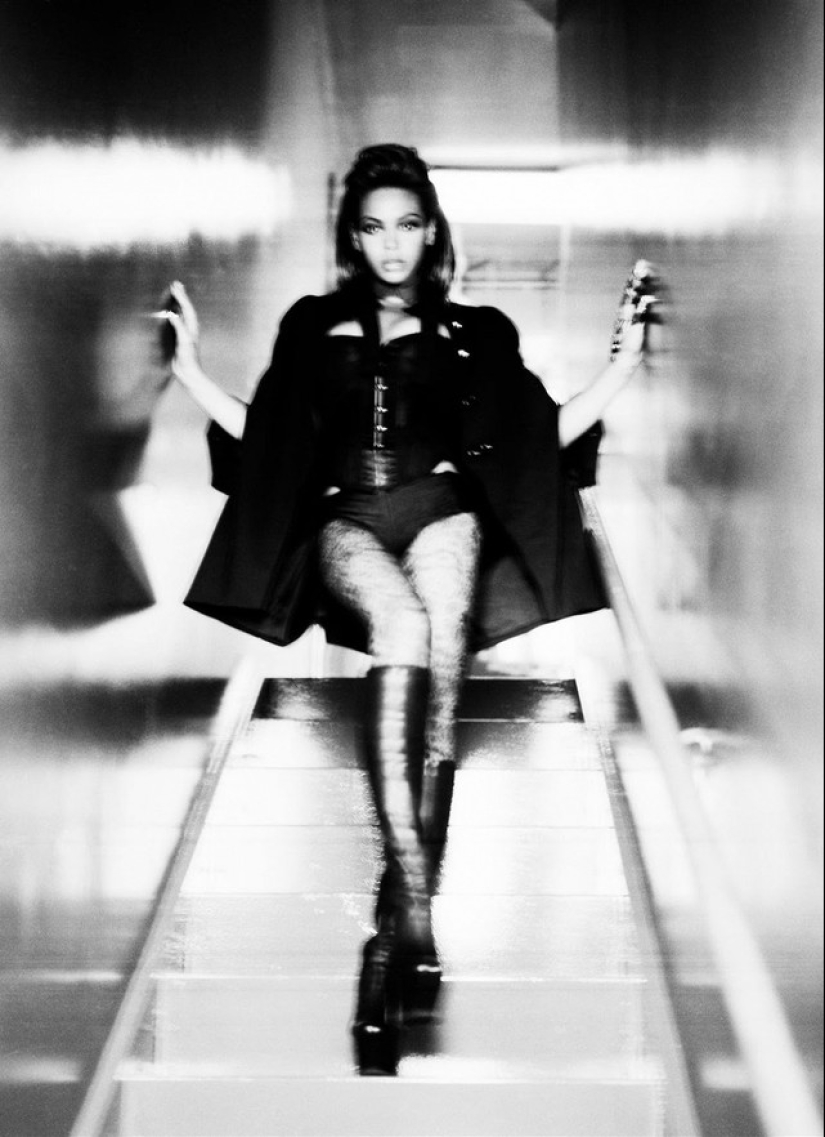 The mystery of femininity in erotic photographs by Ellen von Unwerth The mystery of femininity in erotic photographs by Ellen von Unwerth