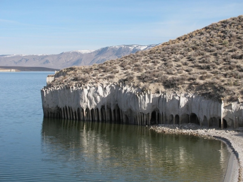 The Mystery of the Columns of California&#39;s Lake Crowley