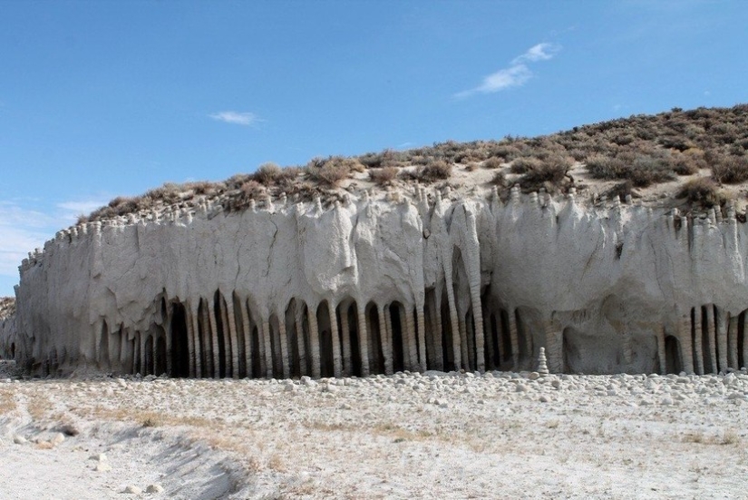 The Mystery of the Columns of California&#39;s Lake Crowley
