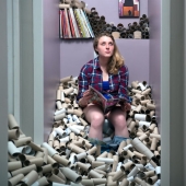 The photographer has not thrown out garbage for four years for the sake of a photo shoot