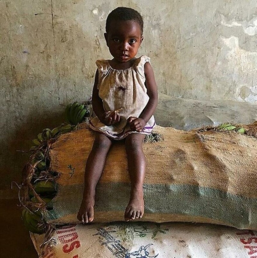 The photographer has shown how the childhood in different parts of the world The photographer has shown how the childhood in different parts of the world