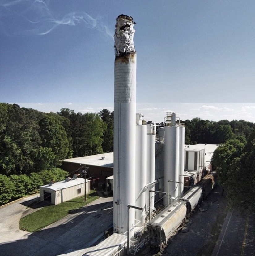 The photographer simply combines two pictures and gets a damn cool result!