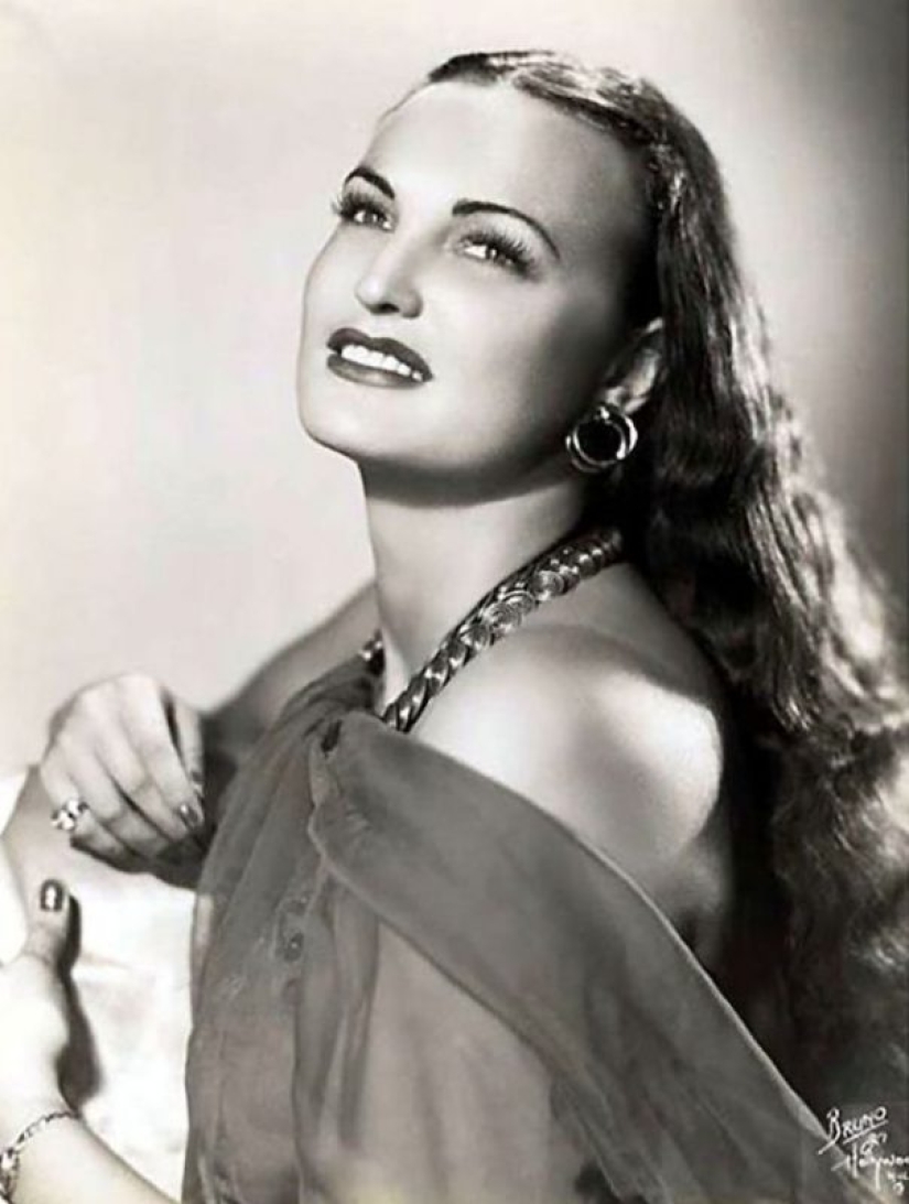 "The Queen of the Amazons", the highest star burlesque Lois Defi