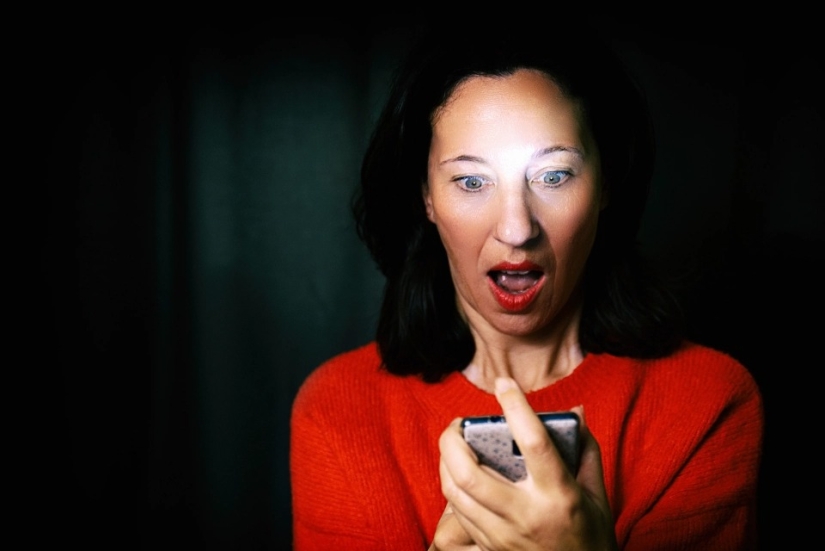 The result is obvious: as computers and smartphones spoil your skin