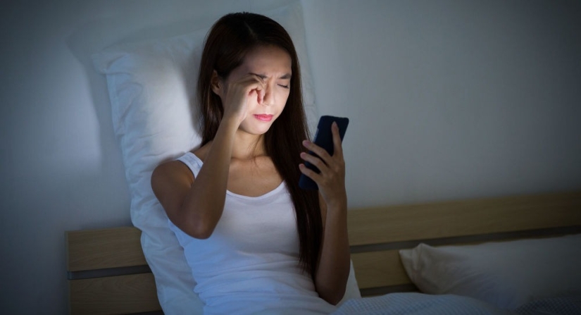 The result is obvious: as computers and smartphones spoil your skin