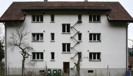 The road to the cat Kingdom: stairs to the furry Pets on the facades of Swiss houses