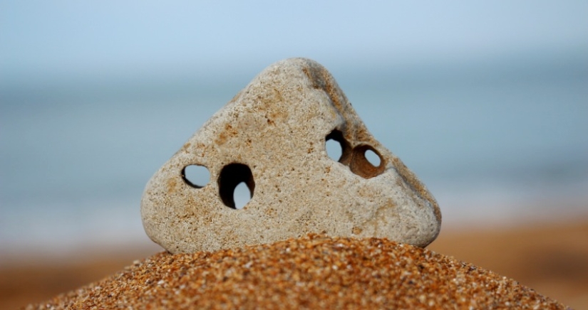 The secret of the "chicken god" — why stones with a hole are valued all over the world