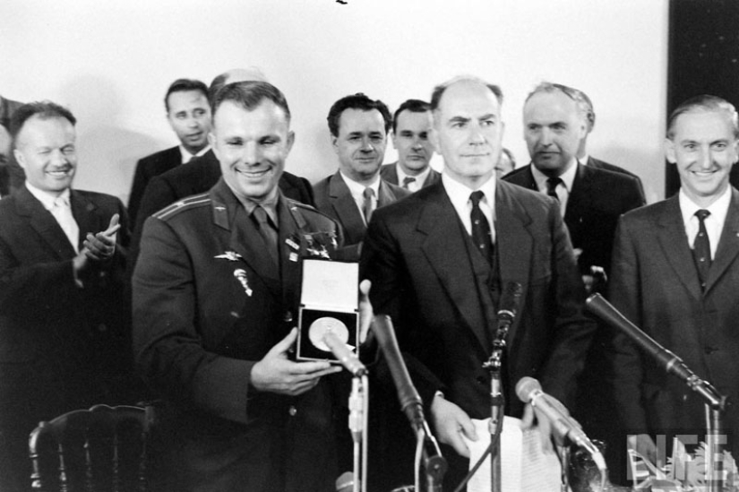 "The space is calling everyone! And call. How vechnyy Zov" (Yuri Gagarin)