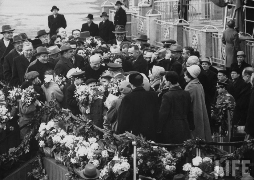 "The space is calling everyone! And call. How vechnyy Zov" (Yuri Gagarin)