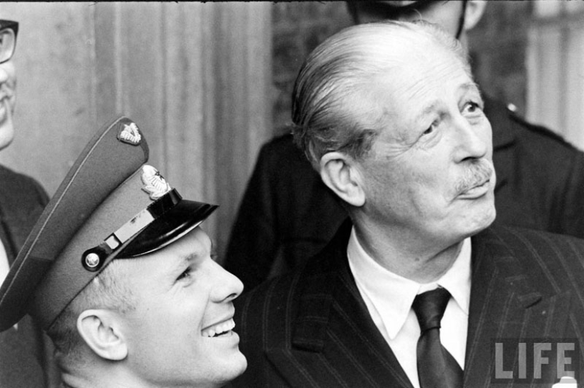 "The space is calling everyone! And call. How vechnyy Zov" (Yuri Gagarin)