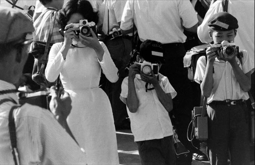 The story of Vietnam's youngest photojournalist - 12-year-old Lo Man Hung