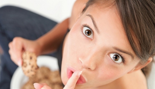 The strange habits of the stars of show business: from eating bugs to play with Barbie dolls