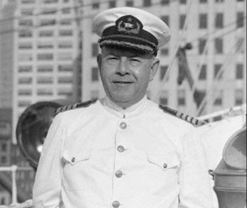 The tragedy of Morro Castle is a disaster on a liner, arranged by a national hero of the USA