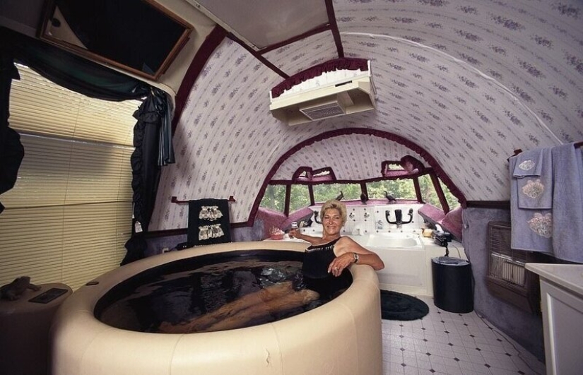 The transformation of the old "Boeing" in a cozy house over the lake