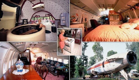 The transformation of the old "Boeing" in a cozy house over the lake