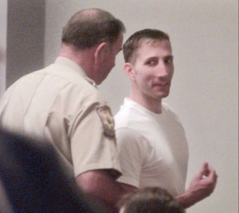 The true story of robber Jeffrey Manchester, who hid on the roof of a toy store.