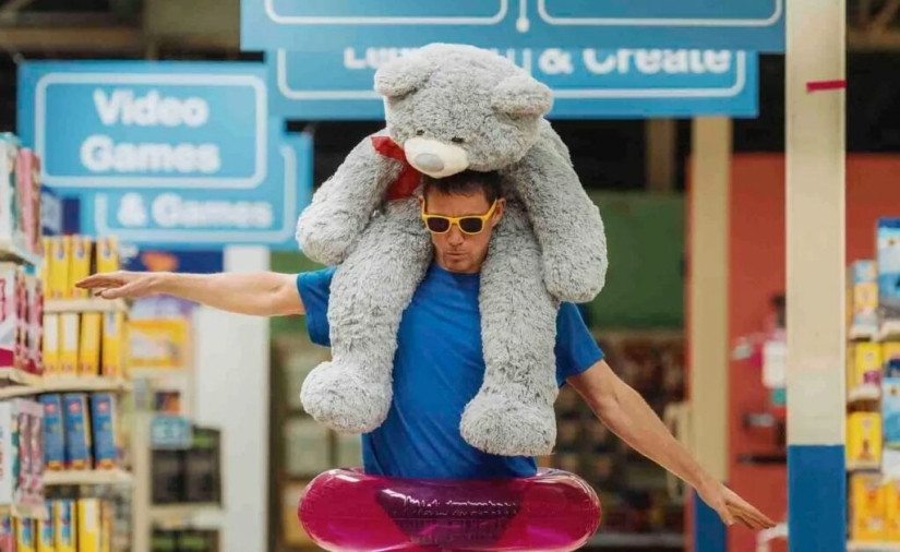 The true story of robber Jeffrey Manchester, who hid on the roof of a toy store.