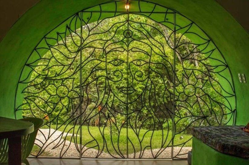 The woman built in the middle of the jungle house is made of concrete and dishwashing detergent The woman built in the middle of the jungle house is made of concrete and dishwashing detergent