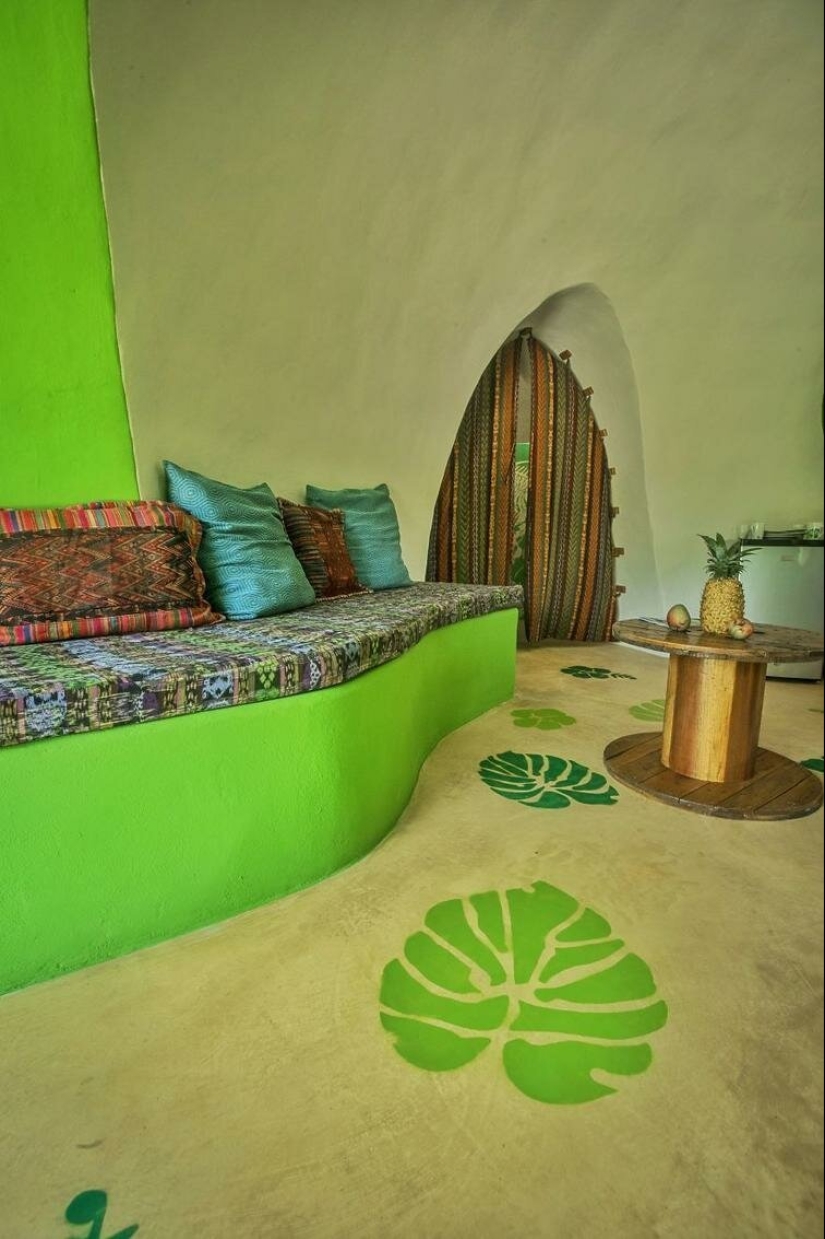 The woman built in the middle of the jungle house is made of concrete and dishwashing detergent The woman built in the middle of the jungle house is made of concrete and dishwashing detergent