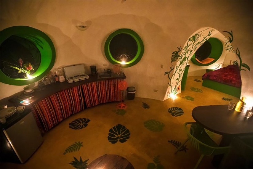 The woman built in the middle of the jungle house is made of concrete and dishwashing detergent The woman built in the middle of the jungle house is made of concrete and dishwashing detergent