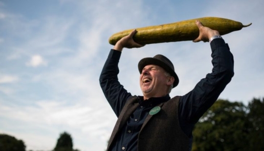 There is a hunt for carrots, or Gardeners with their glorious trophies