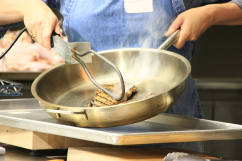 There&#39;s a pear hanging, you can&#39;t eat it: how food is photographed for advertising