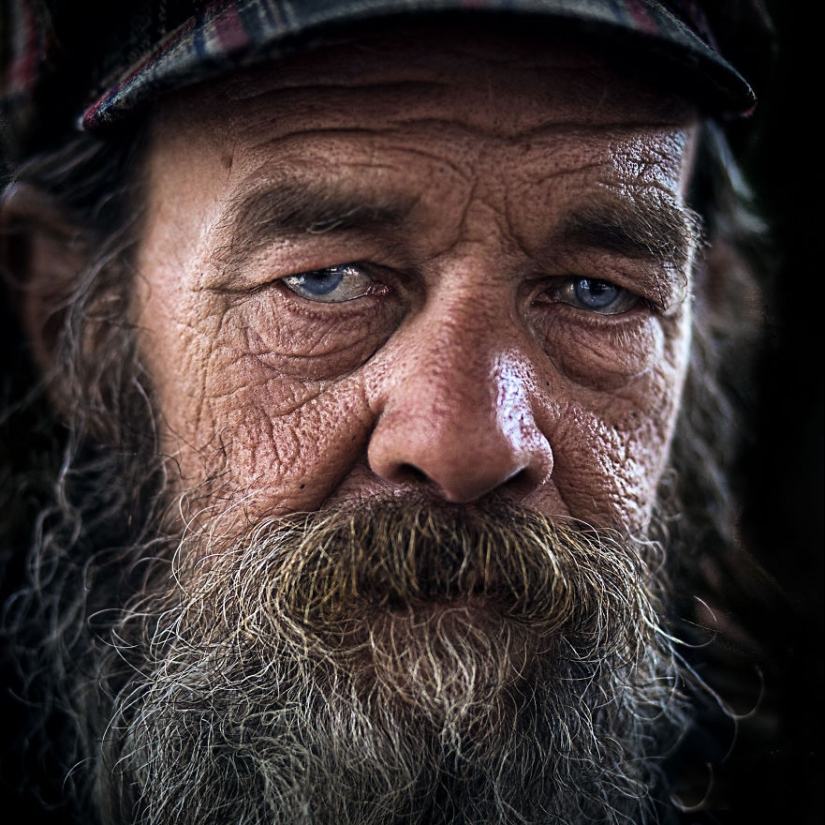 They also have a soul: photographer takes portraits of homeless people