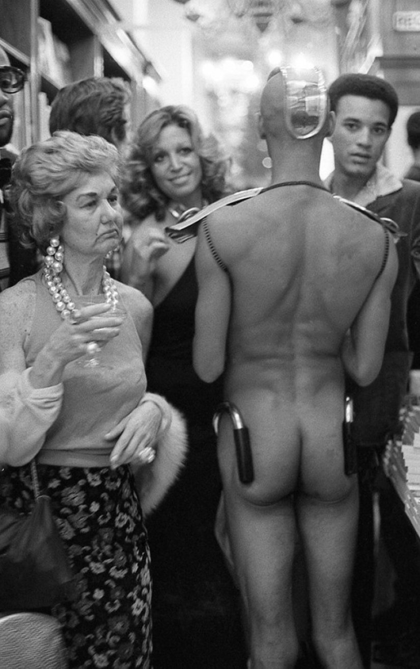 This city never sleeps - the very juice of New York streets of the late 20th century