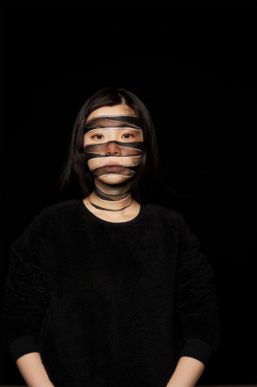 This Japanese artist draws holes and zippers for girls This Japanese artist draws holes and zippers for girls