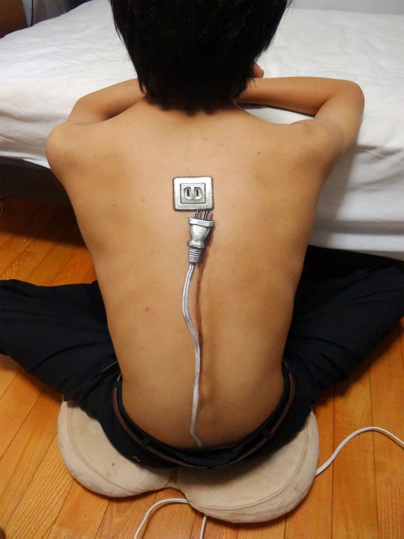 This Japanese artist draws holes and zippers for girls This Japanese artist draws holes and zippers for girls