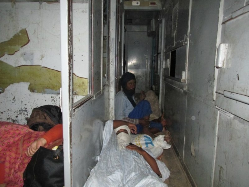 Through the Sahara to the ocean in the freight train: extreme trip in the longest train in the world Through the Sahara to the ocean in the freight train: extreme trip in the longest train in the world