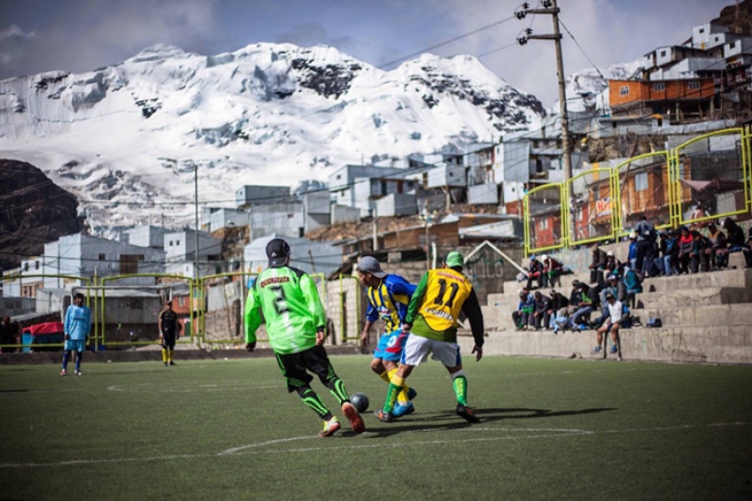 To live on the moon To live on the moon