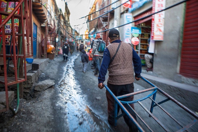 To live on the moon To live on the moon