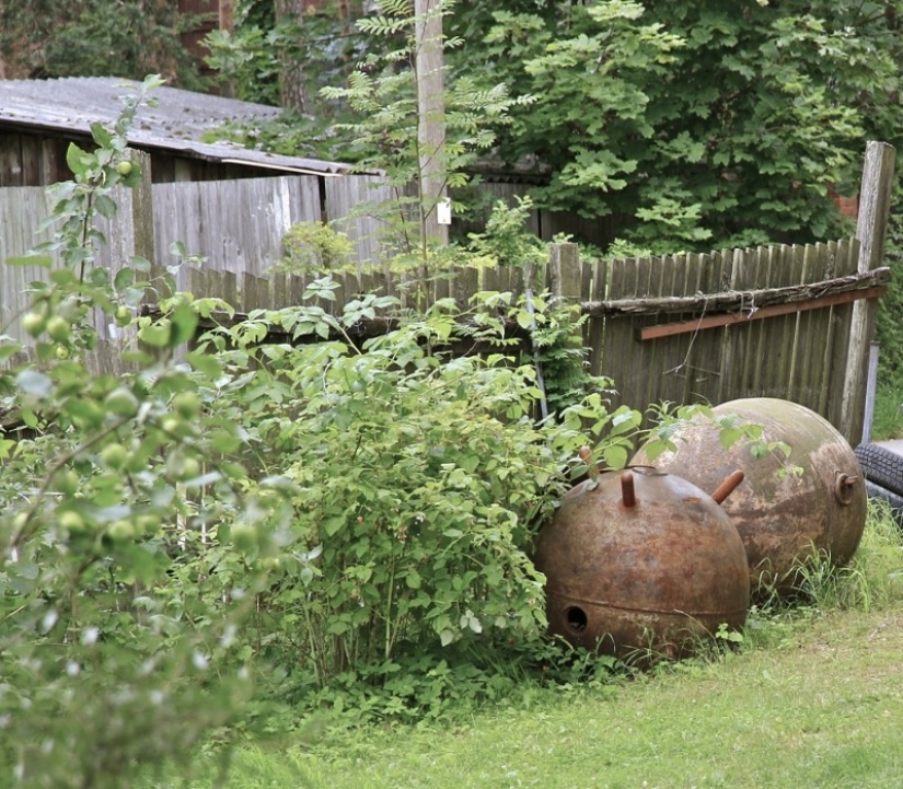 Trash in the fresh air: the Russian village is more alive than all the living Trash in the fresh air: the Russian village is more alive than all the living