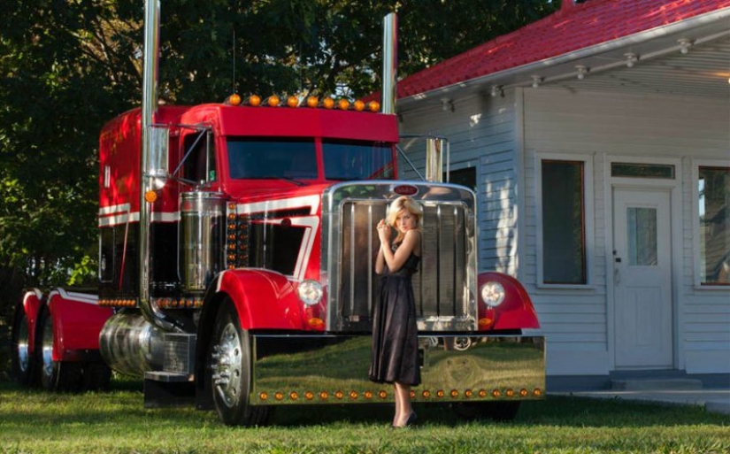 Un clásico Americano: camiones Peterbilt y la belleza de piernas largas Un clásico Americano: camiones Peterbilt y la belleza de piernas largas