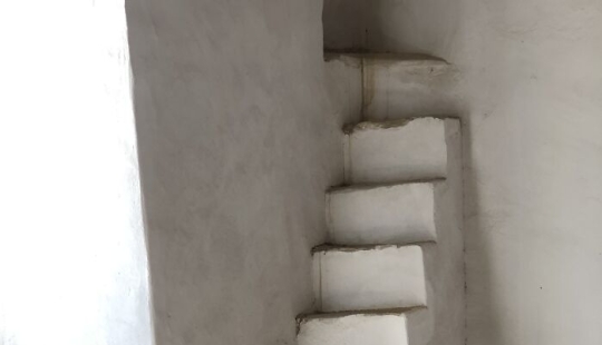 Un paso más cerca: 14 escaleras peligrosas que te harán cuestionar la cordura de todos los que las intentan