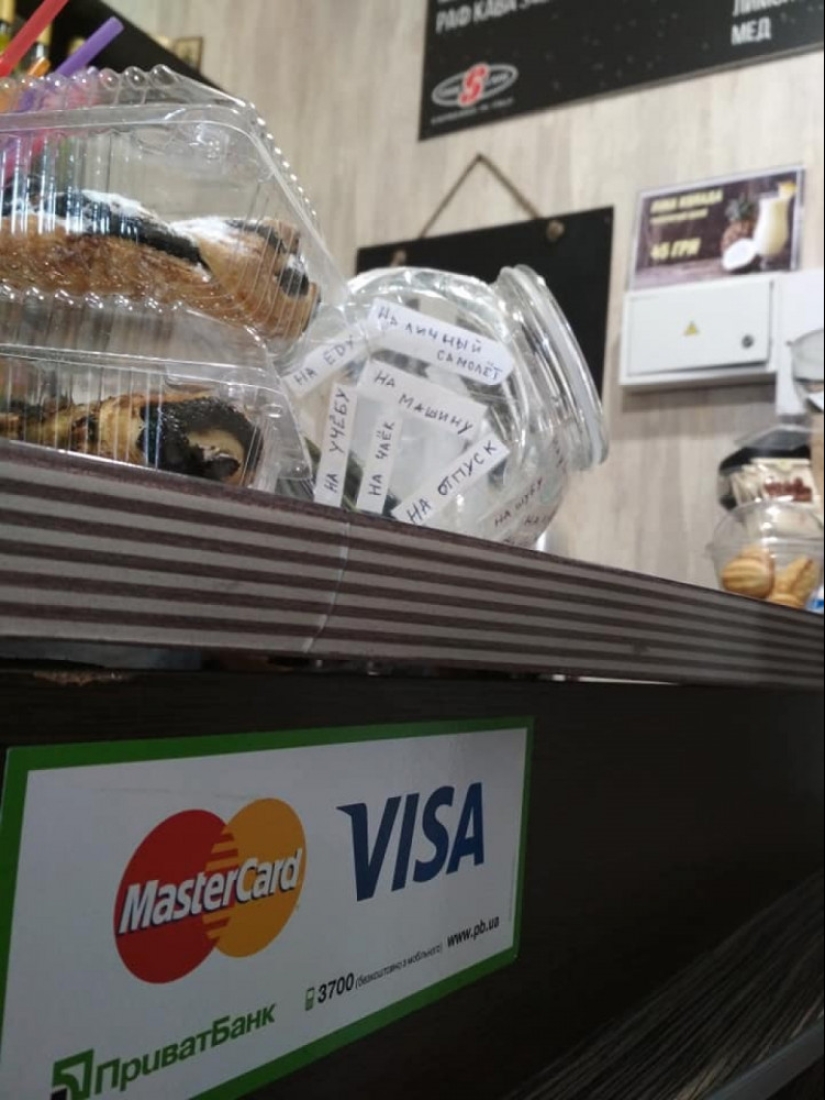 Un tarro de propinas como muestra de arte popular